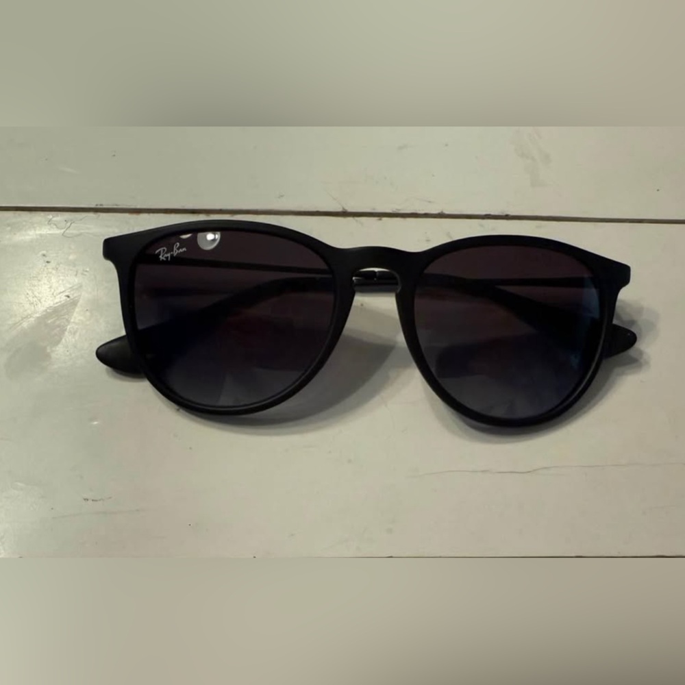 Ray-Ban Black Classic Sunglasses Timeless Design